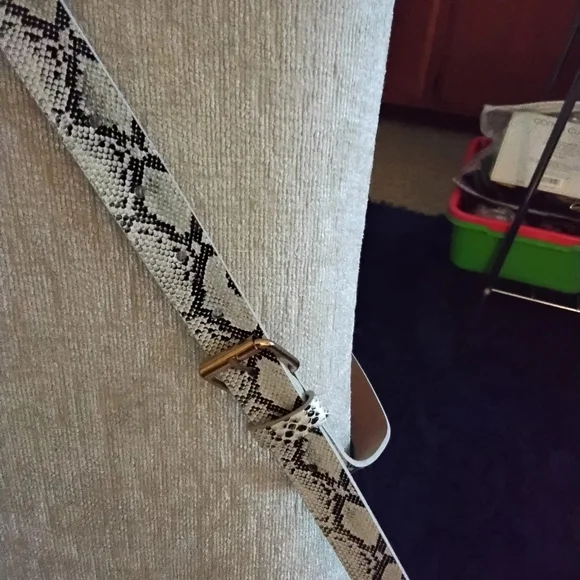 Faux Snakeskin "1 Belt - Picture 3 of 6